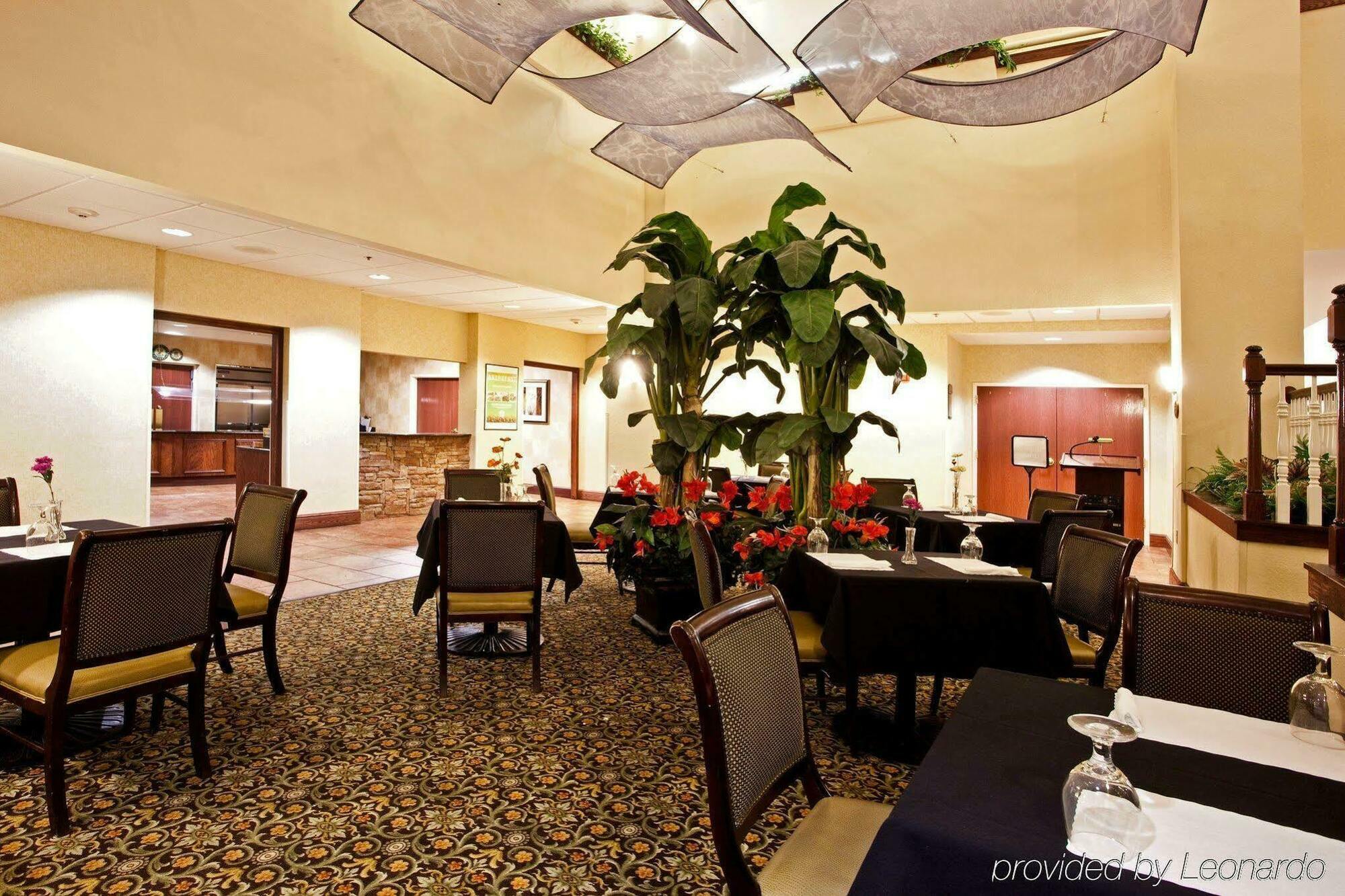 Holiday Inn Hotel & Suites Lake City By Ihg Exterior photo